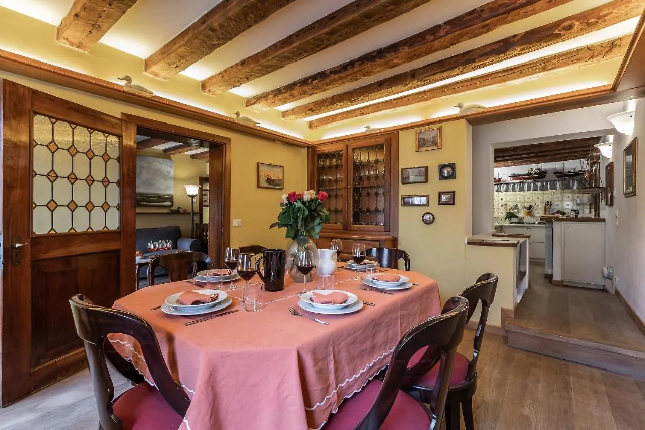 La Tana Cozy Apartment In Campo San Maurizio Venice