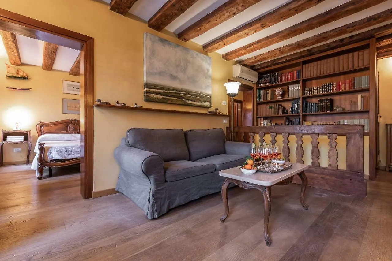 La Tana Cozy Apartment In Campo San Maurizio Venice