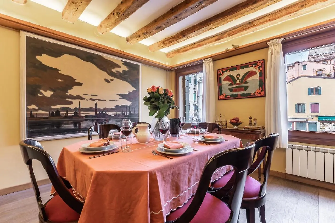 La Tana Cozy Apartment In Campo San Maurizio Venice Italy