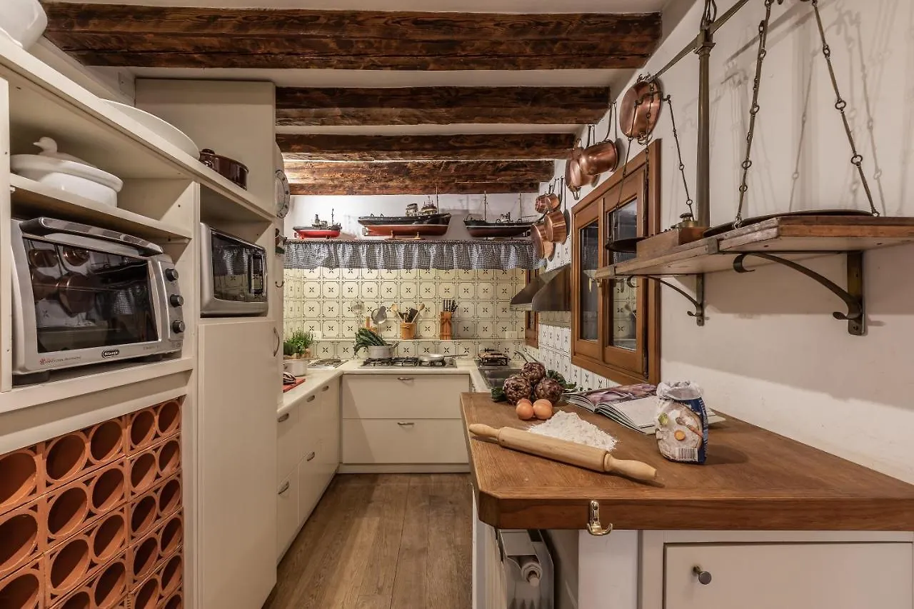 La Tana Cozy Apartment In Campo San Maurizio Venice Italy