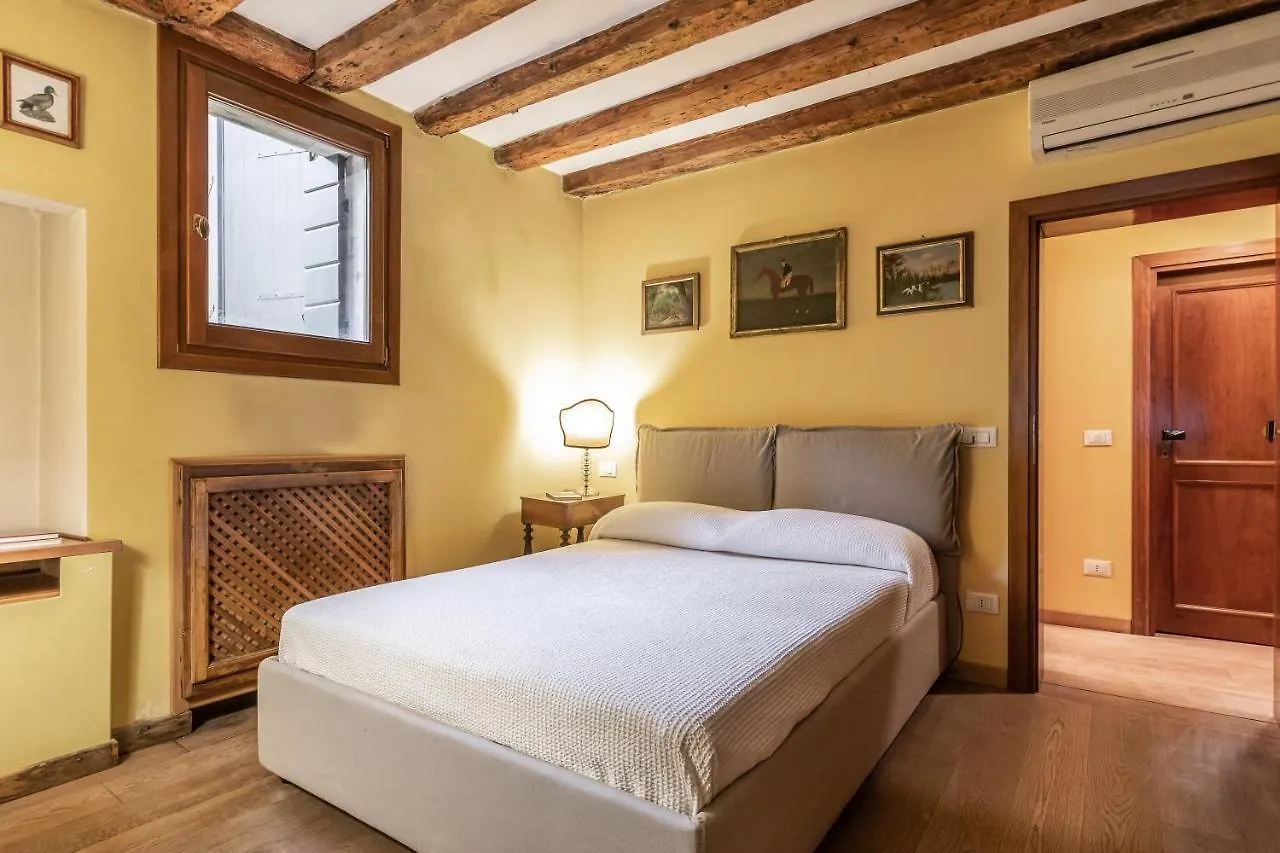La Tana Cozy Apartment In Campo San Maurizio Venice