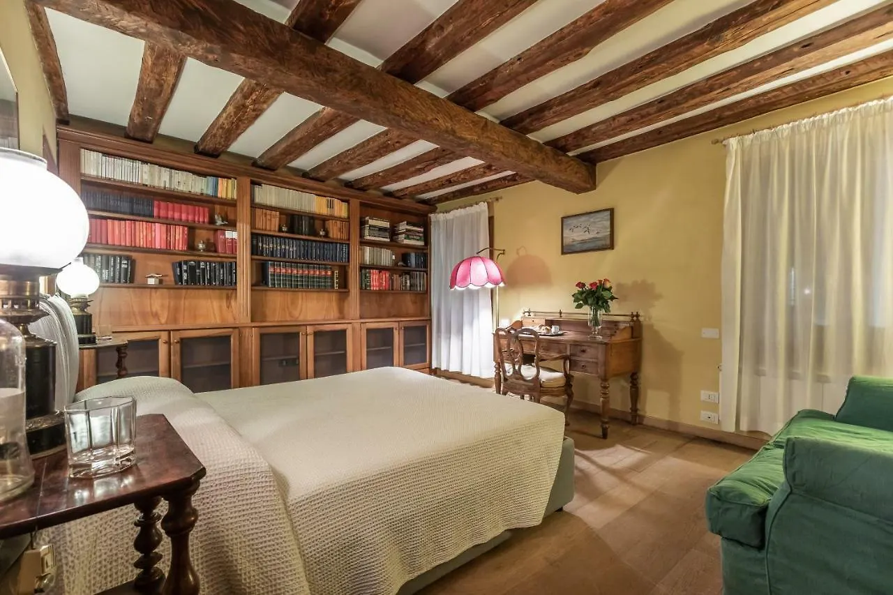 La Tana Cozy Apartment In Campo San Maurizio Venice Italy